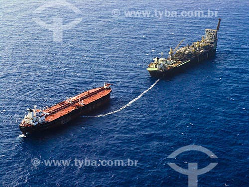  Subject: Freighter tows platform ship  / Place:  Macae city - Rio de Janeiro state - Brazil  / Date: 2005 