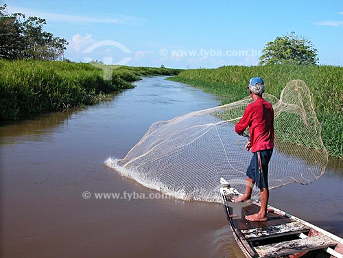 Subject: Fisherman throwing a fishnet in a tributary of the Amazonas river, at Cacual Grande, near Santarem city  / Place:  Para state - Brazil  / Date: 08/2003 