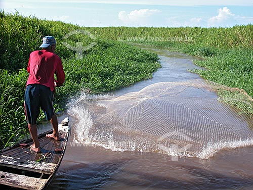  Subject: Fisherman throwing a fishnet in a tributary of the Amazonas river, at Cacual Grande, near Santarem city  / Place:  Para state - Brazil  / Date: 08/2003 
