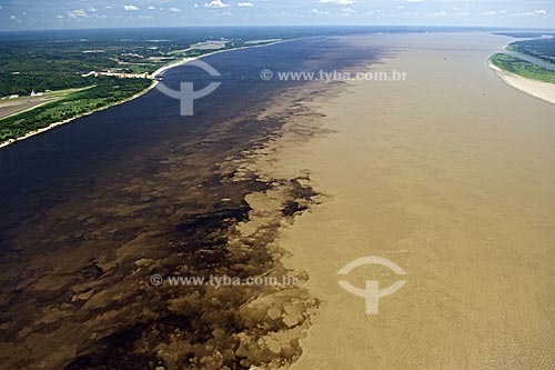  Subject: Meeting of the waters of the Solimoes and Negro rivers, forming the Amazonas river  / Place:  Manaus city - Amazonas state - Brazil  / Date: 11/2007 