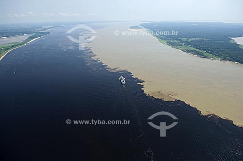  Subject: Meeting of the waters of the Solimoes and Negro rivers, forming the Amazonas river  / Place:  Manaus city - Amazonas state - Brazil  / Date: 11/2007 