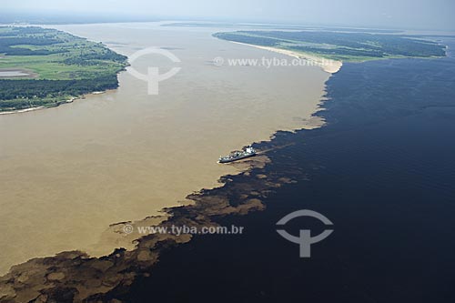  Subject: Meeting of the waters of the Solimoes and Negro rivers, forming the Amazonas river  / Place:  Manaus city - Amazonas state - Brazil  / Date: 11/2007 