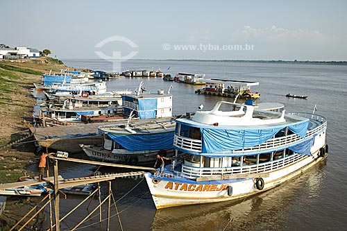  Subject: Men loading a boat in the margin of the Amazonas river  / Place:  Itacoatiara city - Amazonas state - Brazil  / Date: 11/2007 