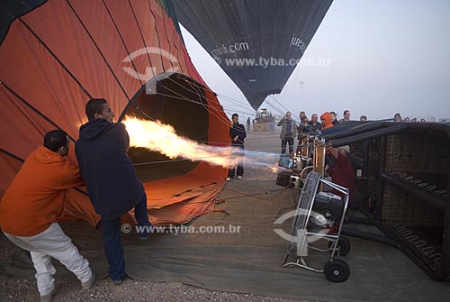  Subject: Ballooning - Team filling up the balloon with hot air using gas blowtorches / Place: Al Ain City -  Abu Dhabi State - United Arab Emirates / Date: January 2009 