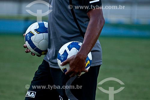  Subject: Man holding soccer balls - Game Boatafogo x Sao Paulo / Place: Engenhao (Joao Havelange Olympic Stadium) - Rio de Janeiro city - Rio de Janeiro state - Brazil / Date: 22/11/2009 