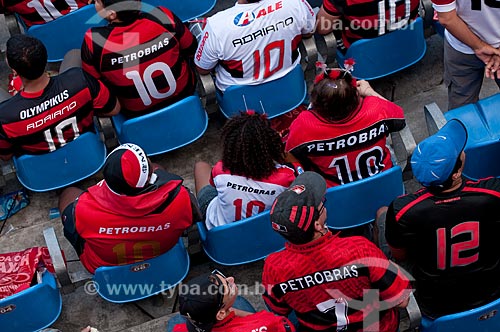  Subject : Supporters of the Flamengo soccer team at the Mario Filho stadium ( Maracana ) - Flamengo x Gremio / Place : Maracana neighborhood - Rio de Janeiro city - Rio de Janeiro state - Brazil / Date : 06/12/2009 