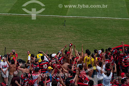  Subject : Supporters of the Flamengo soccer team at the Mario Filho stadium ( Maracana ) - Flamengo x Gremio / Place : Maracana neighborhood - Rio de Janeiro city - Rio de Janeiro state - Brazil / Date : 06/12/2009 