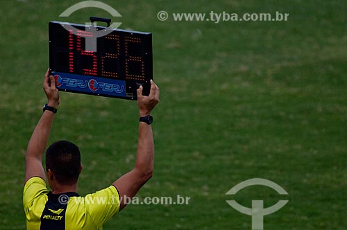  Subject: Arbitration board member holding the clock at Maracana (Mario Filho Stadium) during a match / Place: Maracana neighborhood - Rio de Janeiro city - Rio de Janeiro state - Brazil / Date: 06/12/2009 