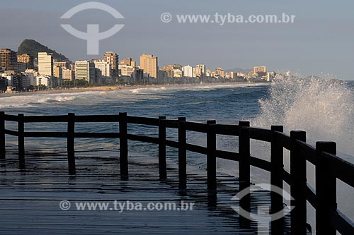  Subject: Waves crashing at the beaches of Leblon and Ipanema / Place: Rio de Janeiro city - Rio de Janeiro state - Brazil / Date: June 2009 