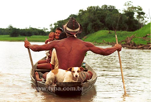  Subject: Family of Ribeirinhos during the dry season in the amazonian region. / Place: Amazonas state - Brazil / Date: 09/1996 