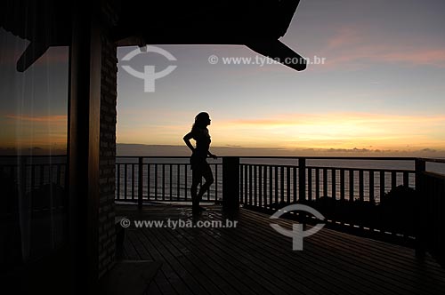  Subject: Woman watching the sunset from the balcony of the Sombra e Agua Fresca hotel, at the Praia da Pipa (Pipa beach)  / Place:  Tibau do Sul city - Rio Grande do Norte state - Brazil  / Date: 06/2009 