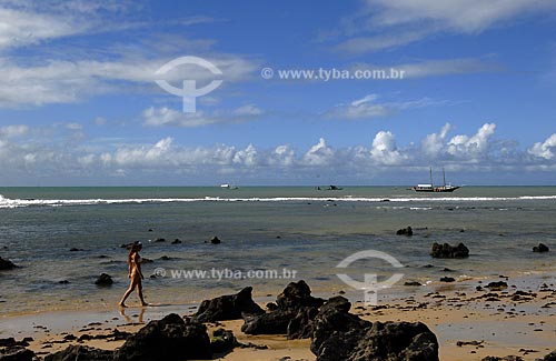  Subject: Woman walking by the Praia do Porto (Porto beach)  / Place:  Barreiros city - Pernambuco state - Brazil  / Date: 06/2009 