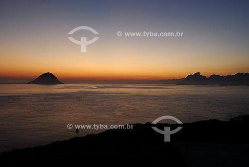  Subject: Ilha Redonda (Redonda island) with the stones of Rio de Janeiro in the background (in the shape of a sleeping giant), viewed from the Ilha Rasa (Rasa Island)  / Place:  Rio de Janeiro state - Brazil  / Date: 09/2009 