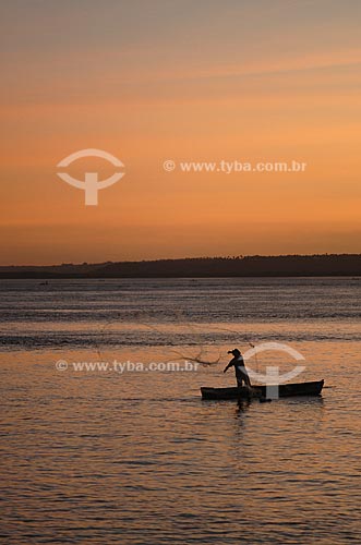  Subject: Fisherman casting a net at the Lagoa dos Guarairas (Guarairas lake)  / Place:  Tibau do Sul city - Rio Grande do Norte state - Brazil  / Date: 06/2009 