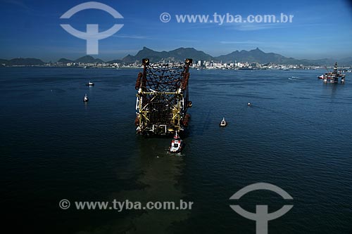  Subject: Boats towing the base of Mexilhao Platform (a gas platform) at the Guanabara Bay / Place: Rio de Janeiro city - Rio de Janeiro state - Brazil / Date: 11/2009 