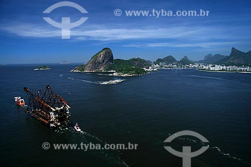  Subject: Boats towing the base of Mexilhao Platform (a gas platform) at the Guanabara Bay / Place: Rio de Janeiro city - Rio de Janeiro state - Brazil / Date: 11/2009 