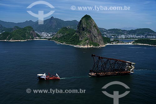  Subject: Boat towing the base of Mexilhao Platform (a gas platform) at the Guanabara Bay / Place: Rio de Janeiro city - Rio de Janeiro state - Brazil / Date: 11/2009 