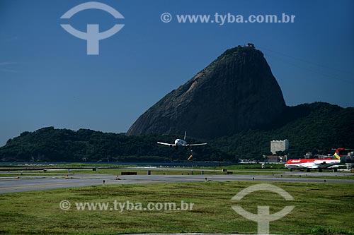  Subject: View of the Santos Dumont Airport with the Sugar Loaf in the background / Place: Rio de Janeiro city - Rio de Janeiro state - Brazil / Date: 11/2009 