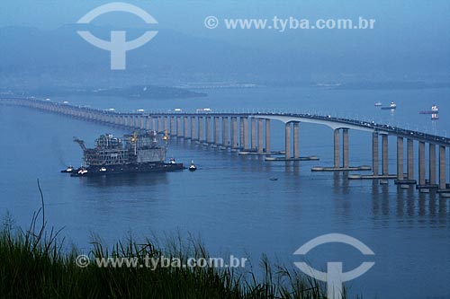 Subject: Barge carrying modules of the Mexilhao Platform, through the Rio-Niteroi Bridge  / Place:  Rio de Janeiro city - Rio de Janeiro state - Brazil  / Date: 11/2009 