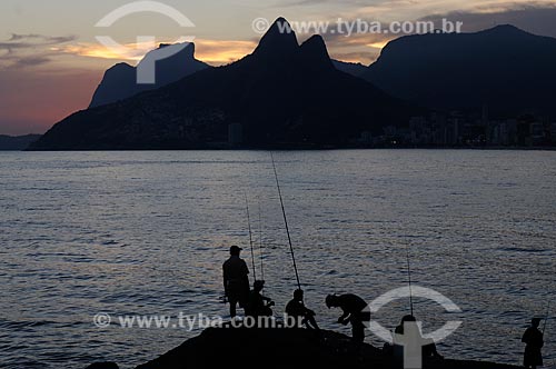  Subject: Fishermen at the Arpoador stone in Ipanema / Place: Rio de Janeiro city - Rio de Janeiro state - Brazil  / Date: maio 2009 