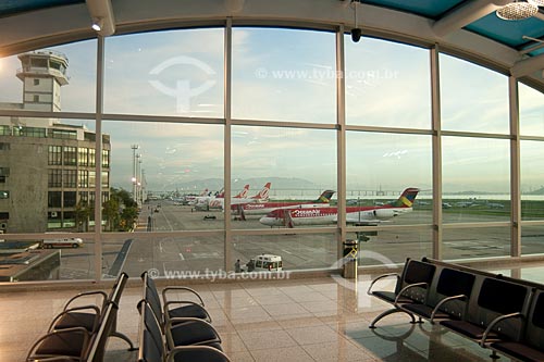 Subject: Departure lounge of the Santos Dumont Airport, showing the control tower and runway with planes in the background  / Place:  Rio de Janeiro city - Rio de Janeiro state - Brazil  / Date: 03/2010 