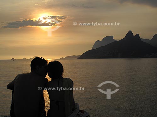  Subject: Silhouette of couple in Arpoador with Two Brothers Hill and Rock of Gávea in the background / Place: Rio de Janeiro City - Rio de Janeiro State - Brazil / Date: 02/2010 