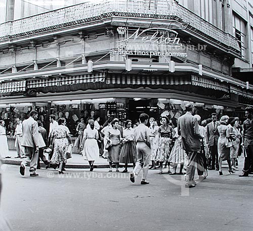  Subject: People crossing the Uruguaiana street at the corner of the Ouvidor street with the Nelson store in background / Place: Rio de Janeiro city - Rio de Janeiro state (RJ) - Brazil / Date: Década de 50 