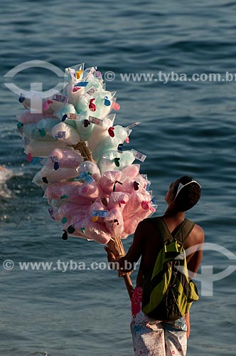  Subject: Man selling cotton candy at Arpoador beach  / Place:  Rio de Janeiro city, Rio de Janeiro state  / Date: 09/04/2010 