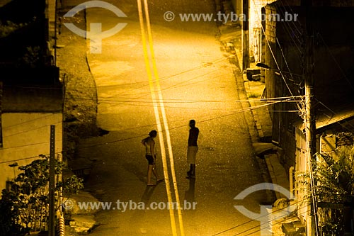  Subject: Silhouette of a couple talking at a desert street during night  / Place:  PLace: Florianopolis city - Santa Catarina state - Brazil  / Date: 01/2010 