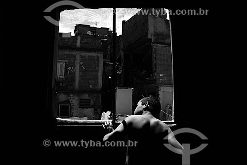  Subject: Child inside a house that is going to be demolished for the PAC constructions (Growth Acceleration Program) at the Alemao slum  / Place:  Rio de Janeiro city - Rio de Janeiro state - Brazil  / Date: 11/2009 