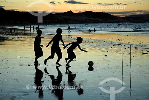  Subject: Children playing soccer during the sunset at Praia Redonda (Redonda Beach)  / Place:  Icapui city - Ceara state - Brazil  / Date: 07/2007 