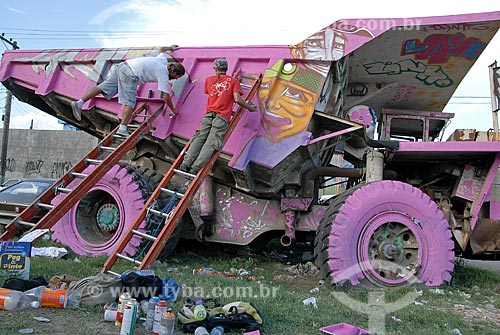  Subject: Dante and Zinho graphite a huge vehicle, abandoned for several years at the Via Dutra highway. The purpose is to seek for abandoned objects to visually valorize the city  / Place:  Rio de Janeiro city - Rio de Janeiro state - Brazil  / Date 