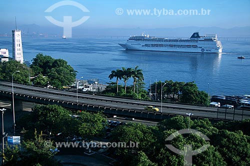  Subject: General view of the Perimetral Avenue, with a cruise ship in the background  / Place:  Rio de Janeiro - RJ - Brazil  / Date: 03/2010 