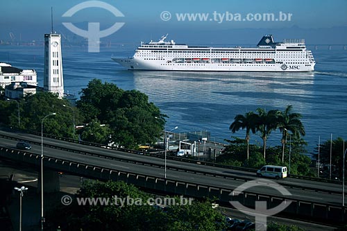  Subject: General view of the Perimetral Avenue, with a cruise ship in the background  / Place:  Rio de Janeiro - RJ - Brazil  / Date: 03/2010 
