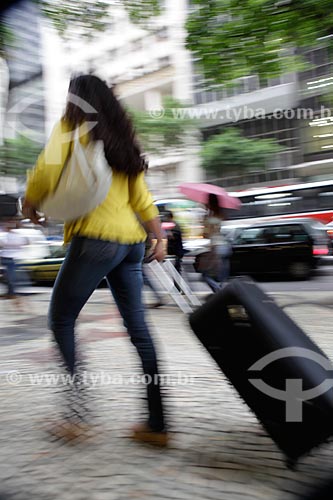  Subject: Woman carring a suitcase on the sidewalk at downtown  / Place:  Rio de Janeiro city - Rio de Janeiro state - Brazil  / Date: 19/02/2010 