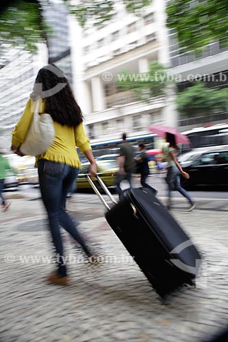 Subject: Woman carring a suitcase on the sidewalk at downtown  / Place:  Rio de Janeiro city - Rio de Janeiro state - Brazil  / Date: 19/02/2010 