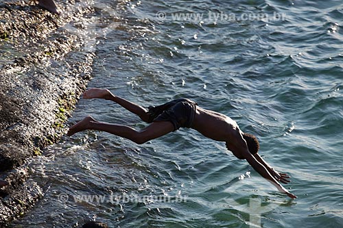 Subject: Person jumping from rock and diving at Ipanema sea  / Place:  Rio de Janeiro city - Rio de Janeiro state - Brazil  / Date: 02/02/2010 