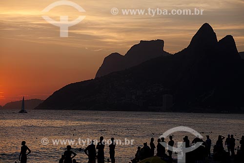  Subject: People enjoying the sunset at Ipanema Beach with Morro Dois Irmãos (Dois Irmãos Moutain) e Pedra da Gávea (Rock of Gávea) in the background  / Place:  Rio de Janeiro city - Rio de Janeiro state - Brazil  / Date: 02/02/2010 