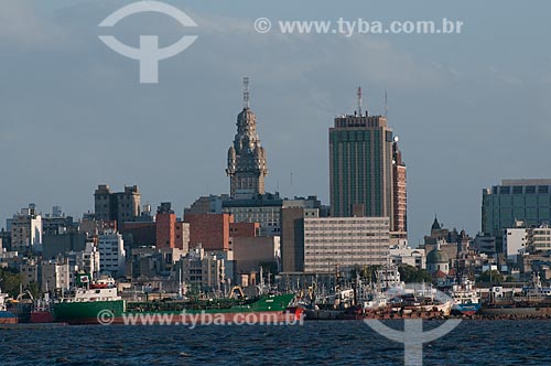  Subject: View of Puerto de Montevideo (Port of Motevideo) and Old City from Rio de la Plata (River Plate)  / Place:  Montevideo - Uruguay  / Date: 14/03/2010 