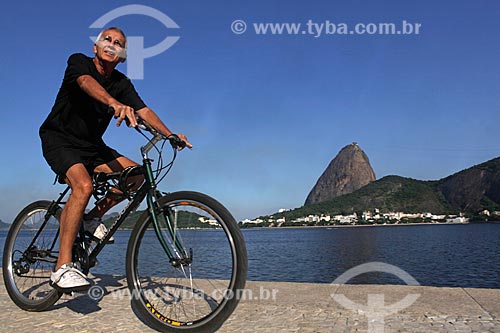  Subject: Man riding a bike at Flamengo Beach with Sugar Loaf in the background  / Place:  Rio de Janeiro city - Rio de Janeiro state - Brazil  / Date: 23/02/2010 