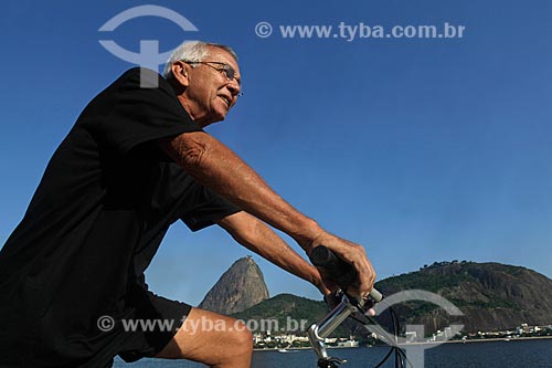  Subject: Man riding a bike at Flamengo Beach with Sugar Loaf in the background  / Place:  Rio de Janeiro city - Rio de Janeiro state - Brazil  / Date: 23/02/2010 