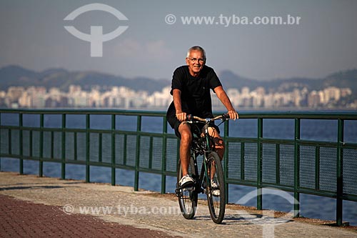  Subject: Man riding a bike at Flamengo Beach sidewalk  / Place:  Rio de Janeiro city - Rio de Janeiro state - Brazil  / Date: 23/02/2010 