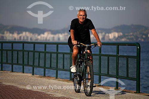  Subject: Man riding a bike at Flamengo Beach sidewalk  / Place:  Rio de Janeiro city - Rio de Janeiro state - Brazil  / Date: 23/02/2010 
