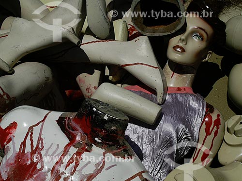  Manifestation against violence at Copacabana Beach, organized by Rio de Paz (Peace in Rio - NGO). A pile of bloody mannequins represent thousands of people that are vanished in Rio de Janeiro  - Rio de Janeiro city - Brazil