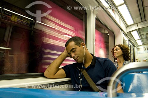  Subject: Passenger sleeping and listening to music during metro journey - Metro Rio  / Place:  Rio de Janeiro City - Rio de Janeiro State - Brazil  / Date: Agosto de 2009 