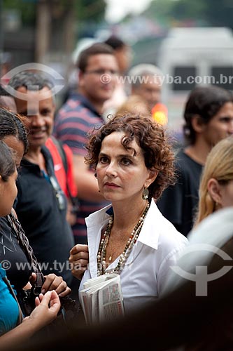  Subject: Woman walking on the crowded streets of the business center and commercial center of the city  / Place:  Rio de janeiro City - Rio de Janeiro State - Brazil  / Date: 19/02/2010 