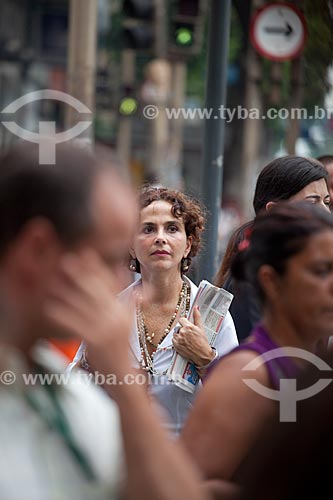  Subject: Woman walking on the crowded streets of the business center and commercial center of the city  / Place:  Rio de janeiro City - Rio de Janeiro State - Brazil  / Date: 19/02/2010 