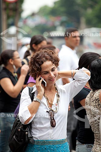  Subject: Woman using mobile phone on the crowded streets of the business center and commercial center of the city  / Place:  Rio de janeiro City - Rio de Janeiro State - Brazil  / Date: 19/02/2010 