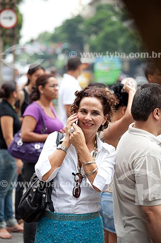  Subject: Woman using mobile phone on the crowded streets of the business center and commercial center of the city  / Place:  Rio de janeiro City - Rio de Janeiro State - Brazil  / Date: 19/02/2010 