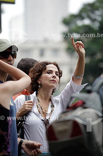  Subject: Woman trying to catch some transport on the crowded streets of the business center and commercial center of the city  / Place:  Rio de janeiro City - Rio de Janeiro State - Brazil  / Date: 19/02/2010 
